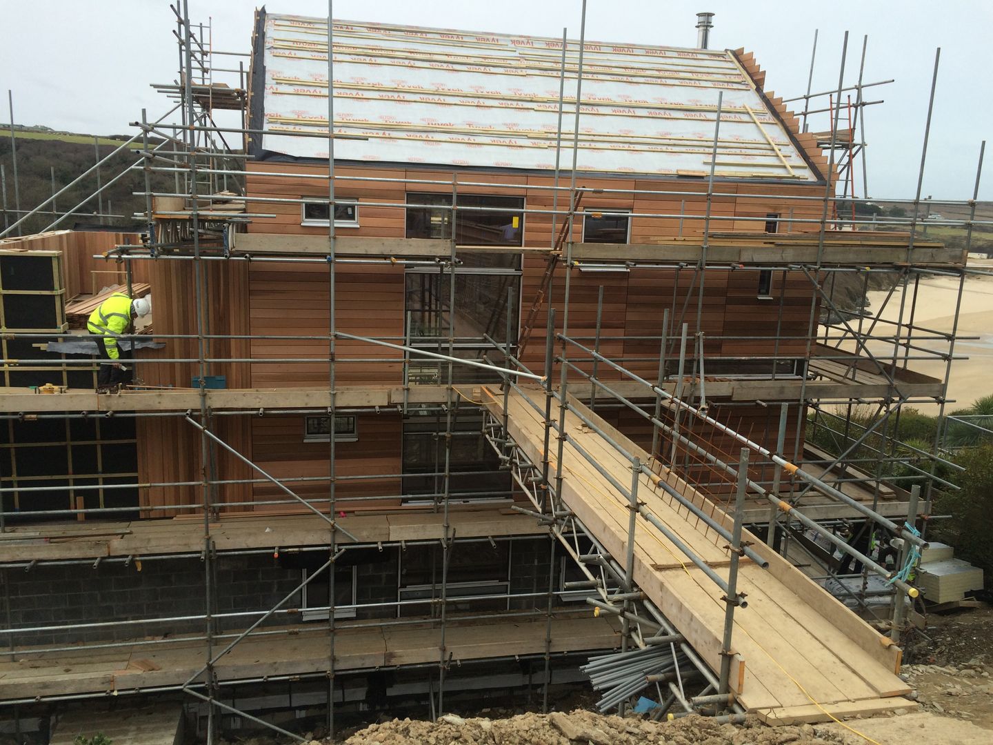 Timber Frame, Elevated Views over River Pentire Building With Frames Casas de estilo minimalista Madera Acabado en madera