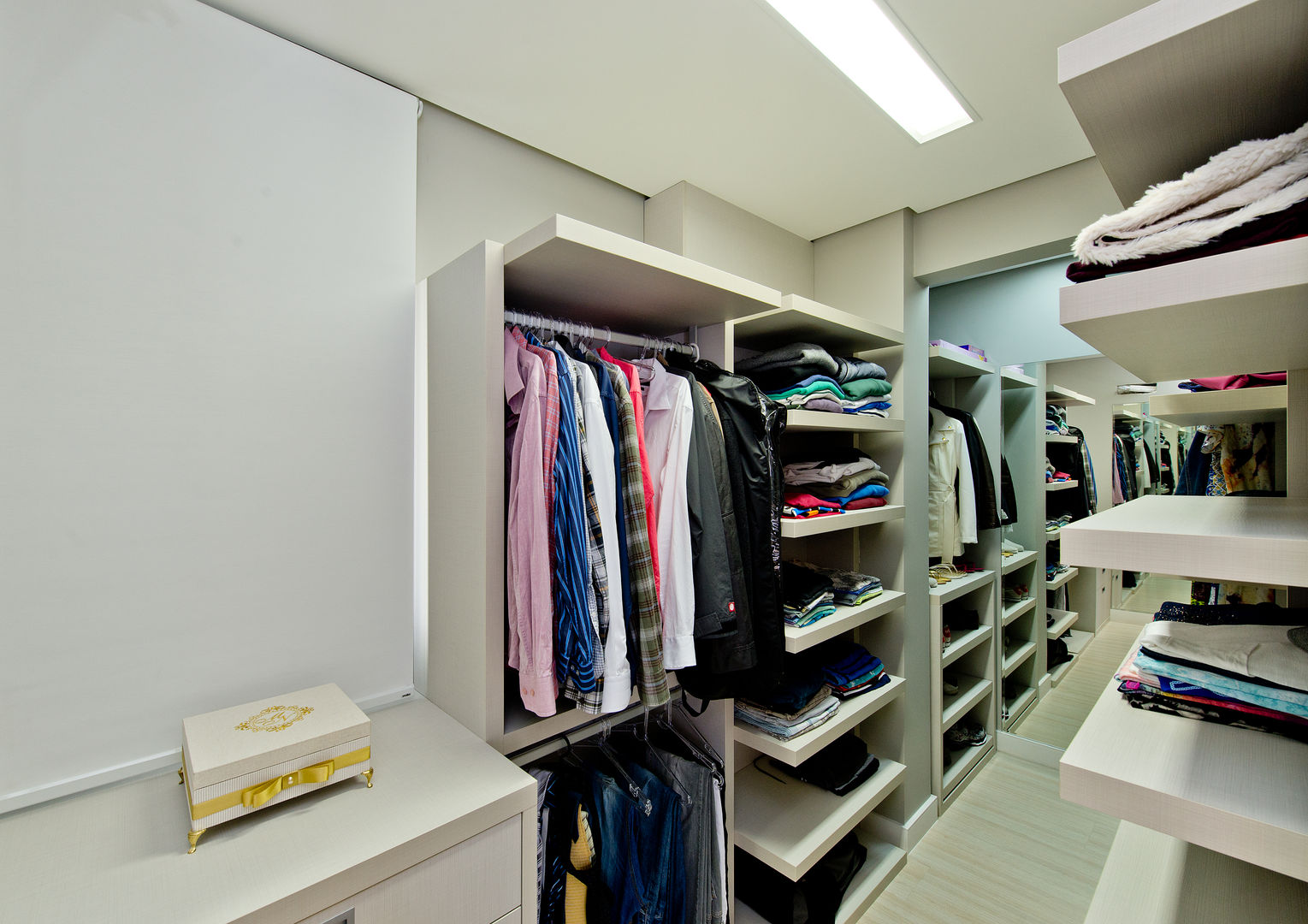 homify Modern dressing room