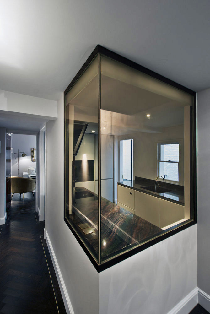 Hallway and kitchen window ÜberRaum Architects Modern Corridor, Hallway and Staircase