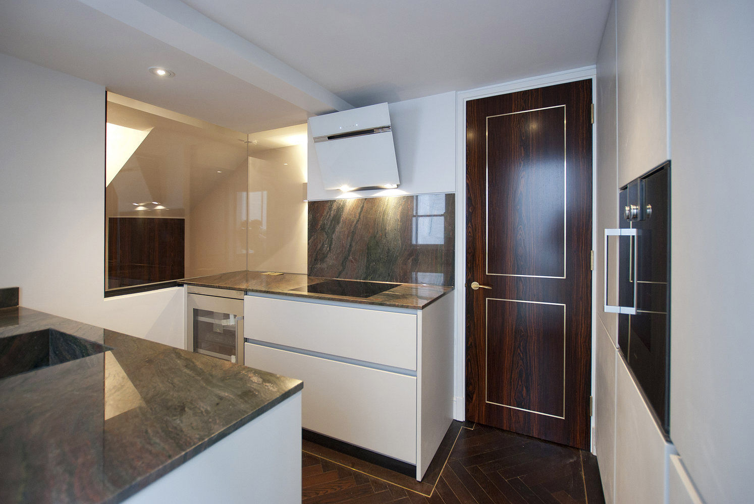 Kitchen with marble tops ÜberRaum Architects Dapur Modern