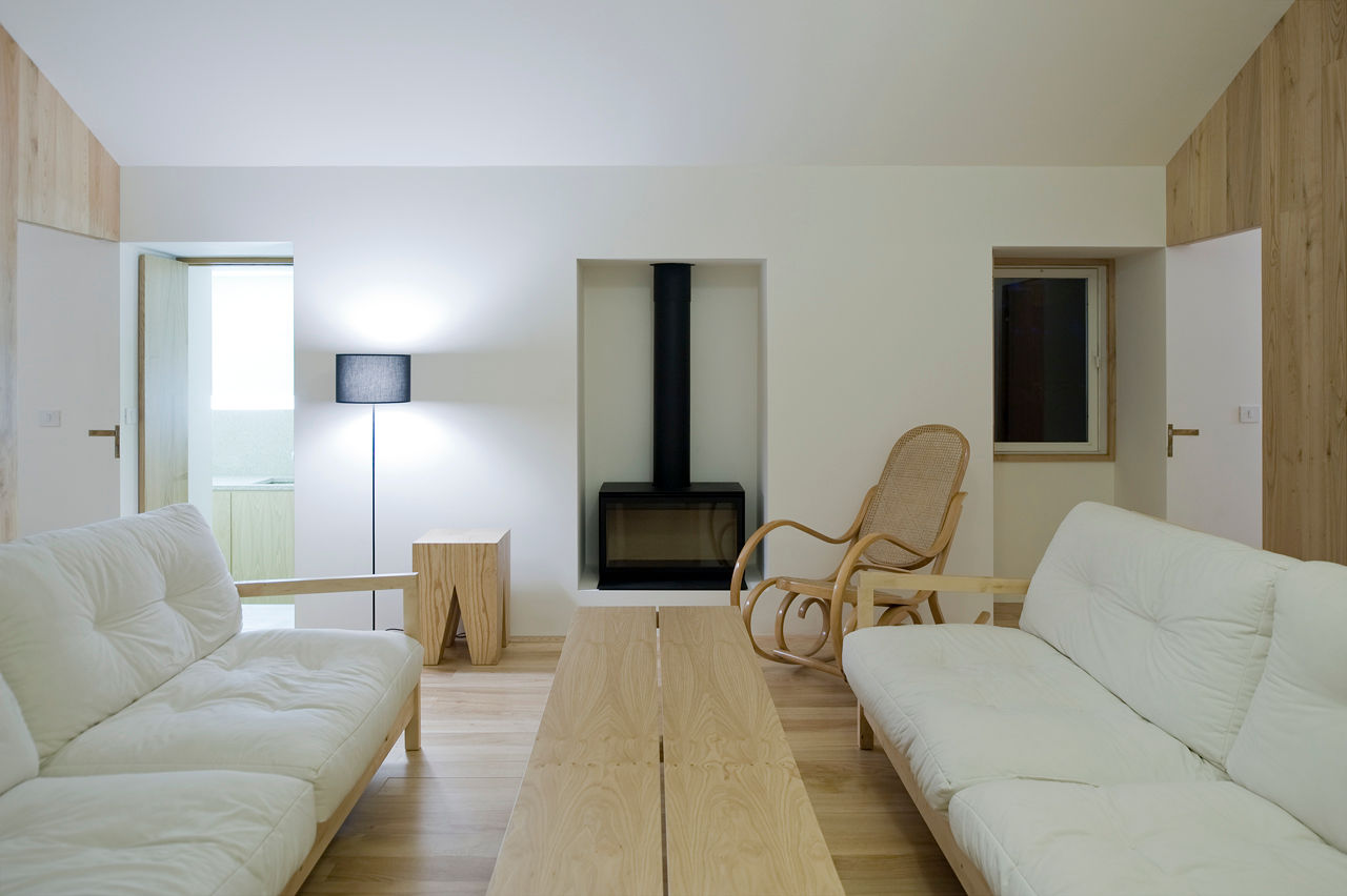 Casa Clara, BICA Arquitectos BICA Arquitectos Minimalistische woonkamers TV- & mediameubels