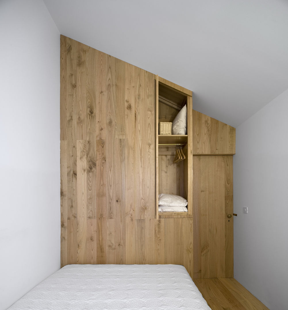 Casa Clara, BICA Arquitectos BICA Arquitectos Phòng ngủ phong cách tối giản Wardrobes & closets