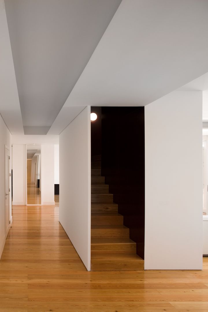 Casa Príncipe Real, BICA Arquitectos BICA Arquitectos Minimalist corridor, hallway & stairs