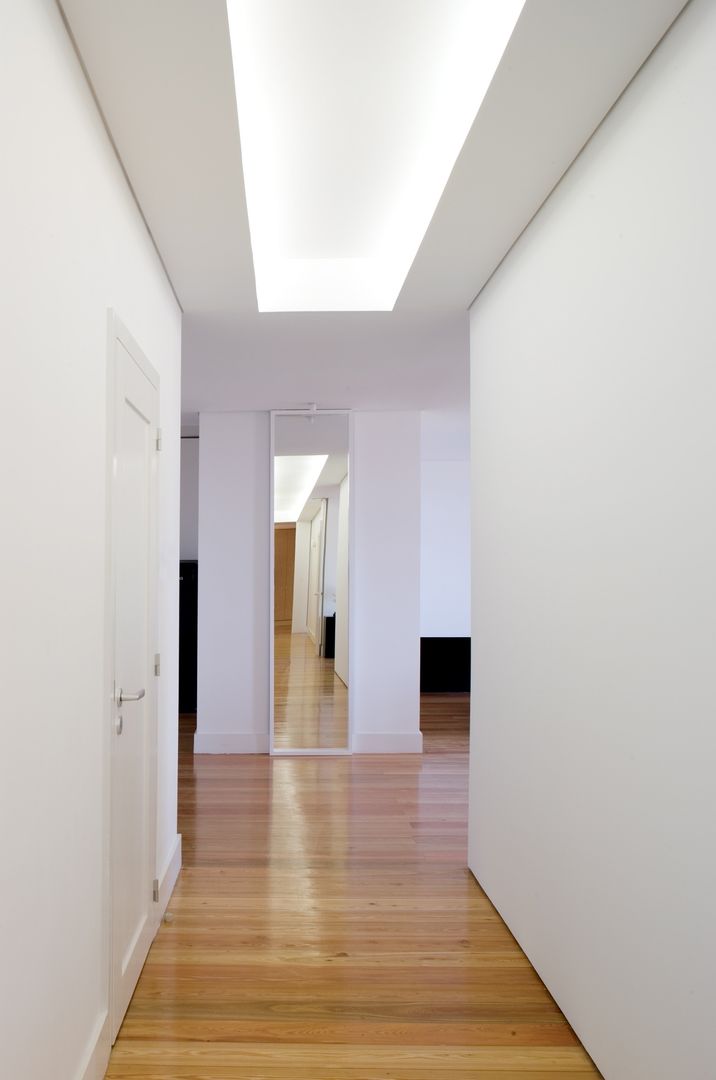 Casa Príncipe Real, BICA Arquitectos BICA Arquitectos Minimalist corridor, hallway & stairs