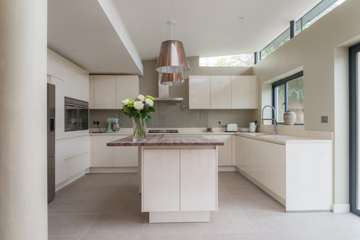 Handless in Magnolia White with the worktops are Silestone Haiku and Spekva Brasilica Safari. Zara Kitchen Design Cozinhas modernas Handless, Magnolia White, Silestone Haiku, Spekva Brasilica Safari.