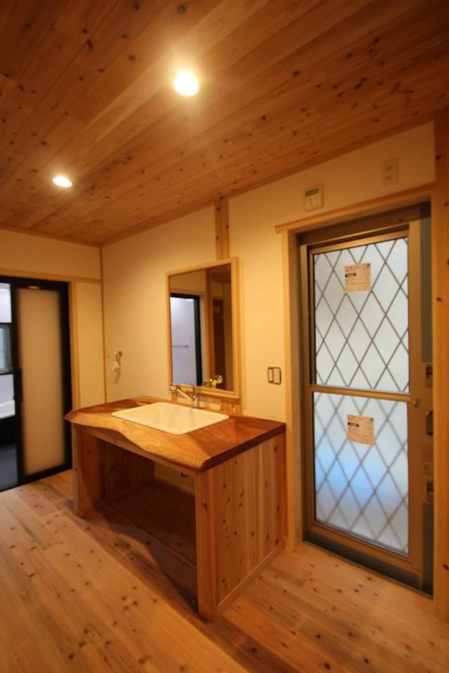日本のスイスに建つ家, 株式会社粋の家 株式会社粋の家 Eclectic style bathroom