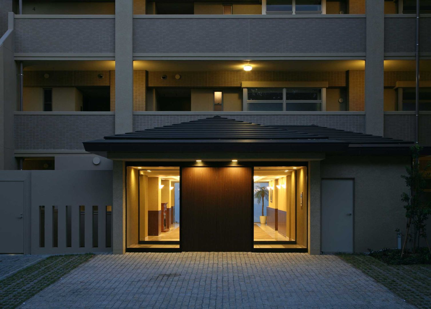 自然と共存する住宅, PROSPERDESIGN ARCHITECT /プロスパーデザイン/プールハウス PROSPERDESIGN ARCHITECT /プロスパーデザイン/プールハウス Eclectic style corridor, hallway & stairs