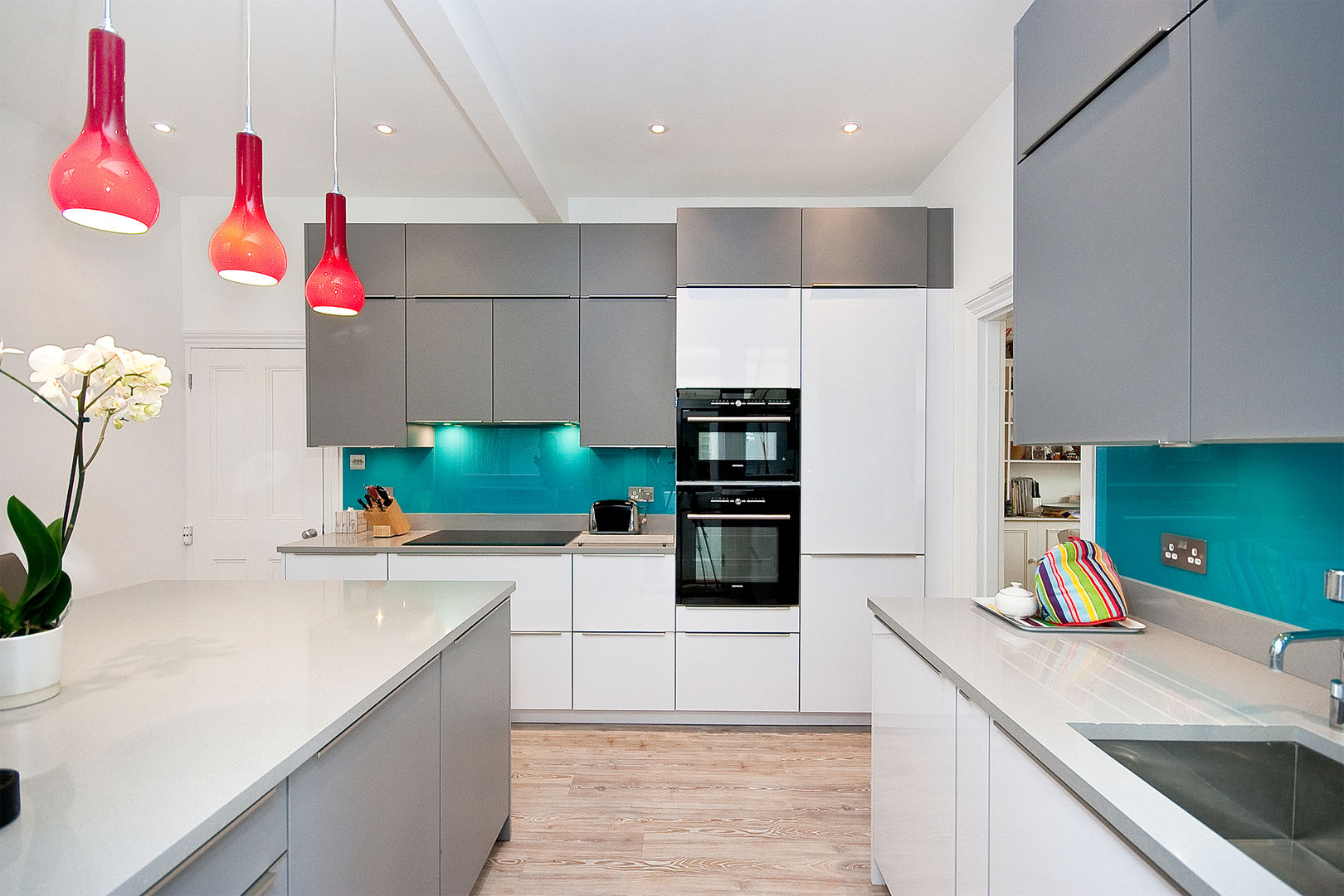 White and Grey - Turqoise adds a bit of spice, Kitchen Co-Ordnation Kitchen Co-Ordnation مطبخ صوان