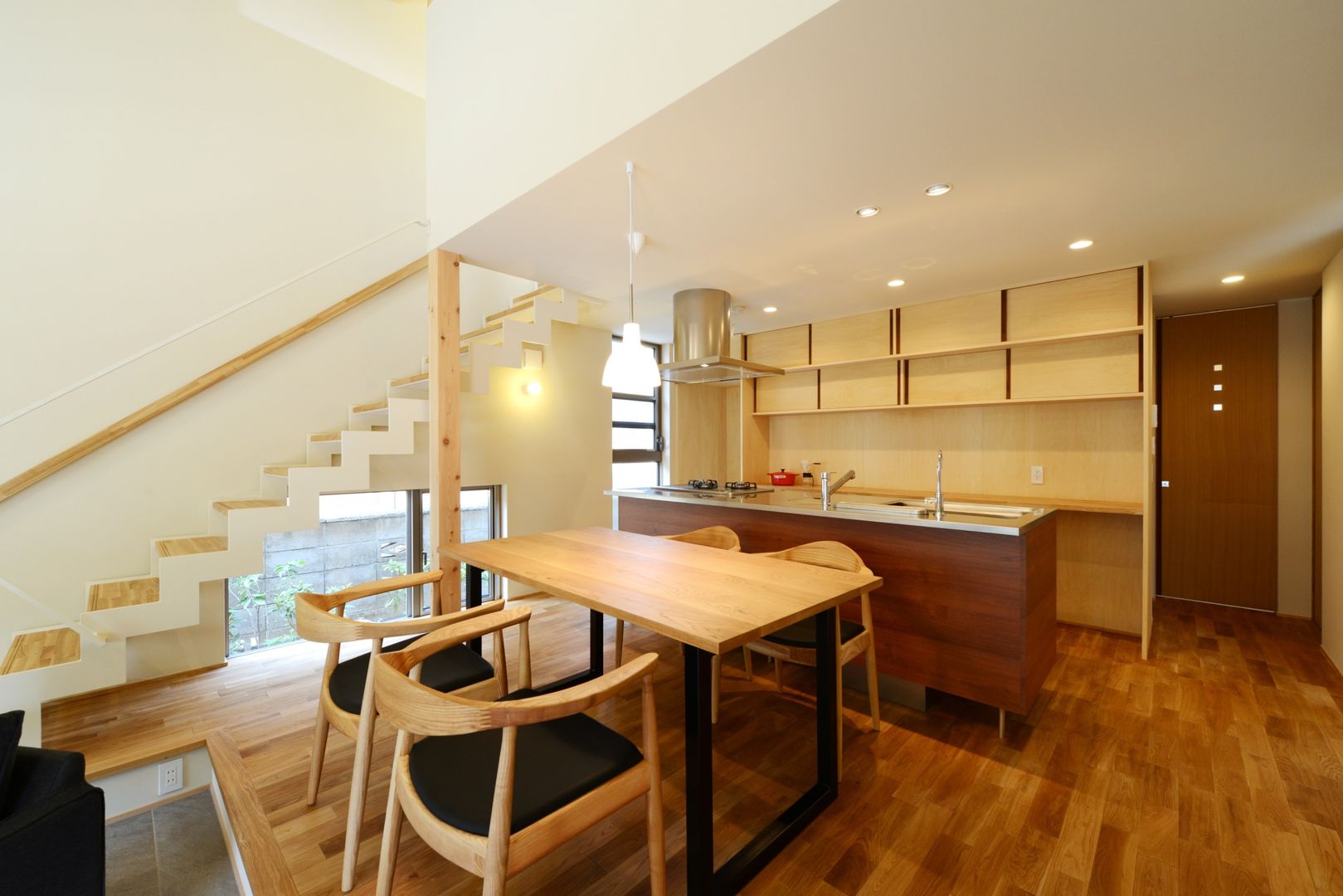 小さな森に佇む住まい Okayama N_House, バウムスタイルアーキテクト一級建築士事務所 バウムスタイルアーキテクト一級建築士事務所 現代廚房設計點子、靈感&圖片