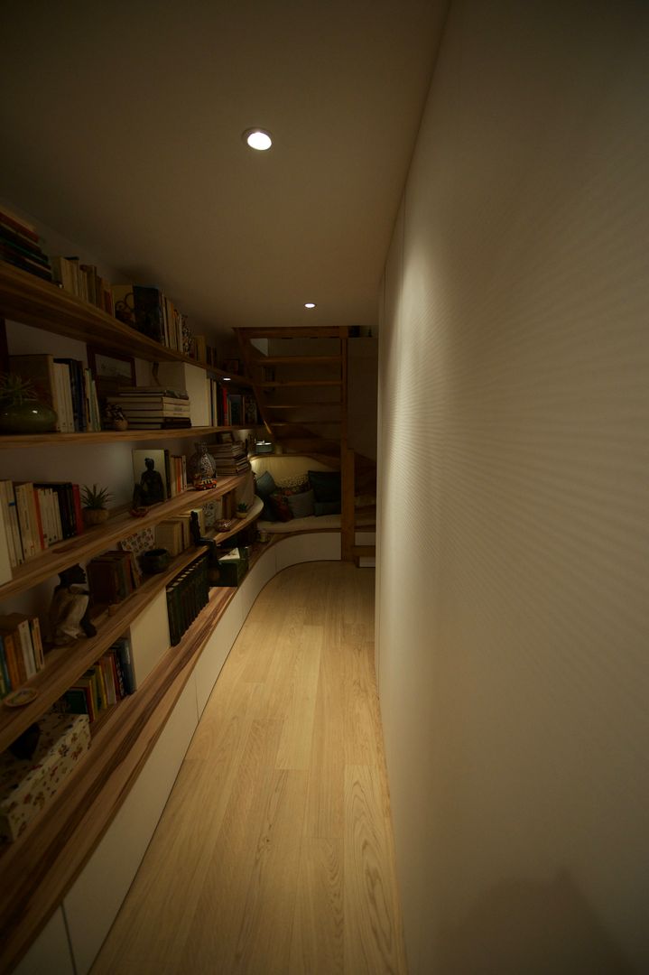 Biblio-banquette, Blue Interior Design Blue Interior Design Modern corridor, hallway & stairs Wood Wood effect
