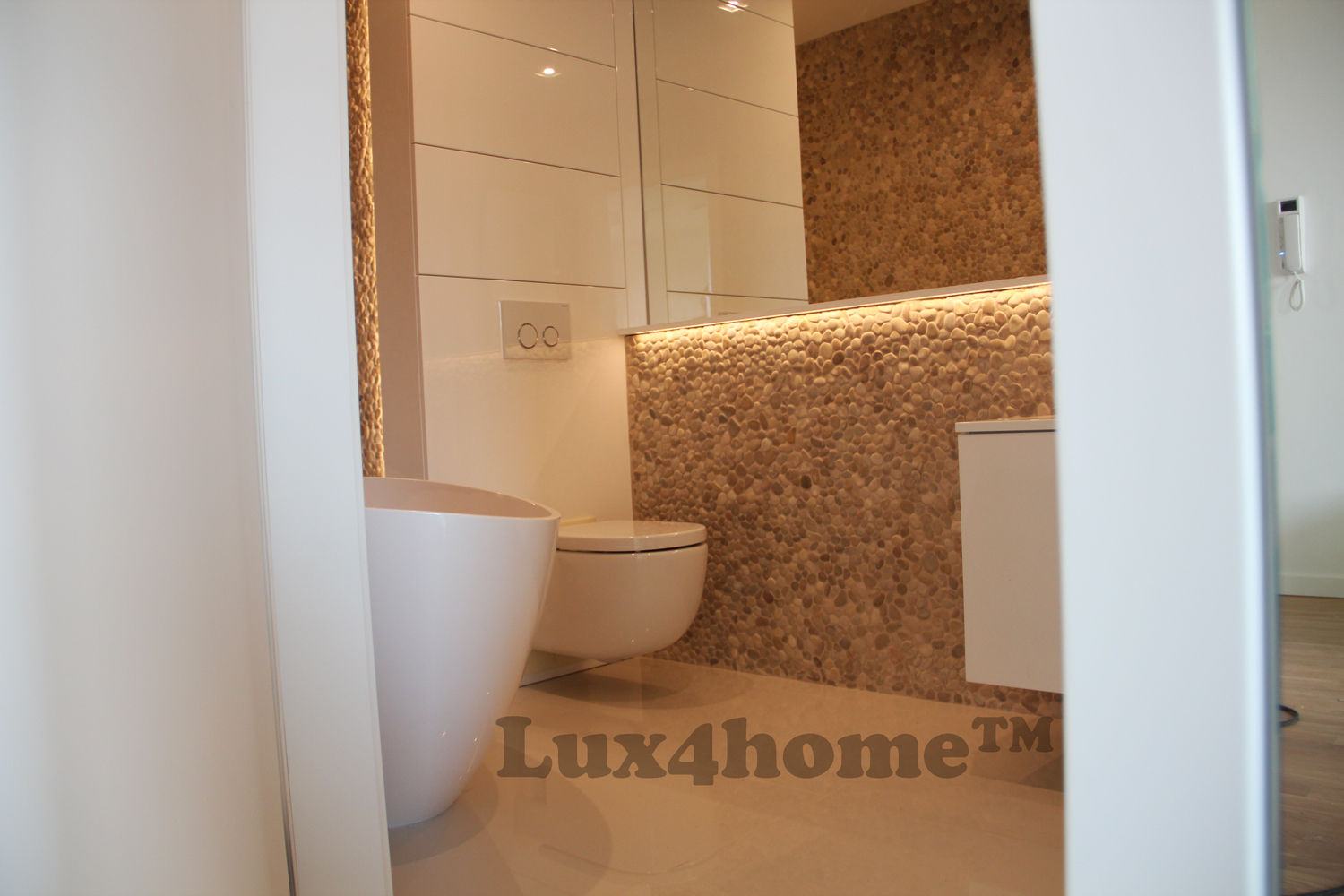 Maluku Tan homify Minimalist style bathroom Stone