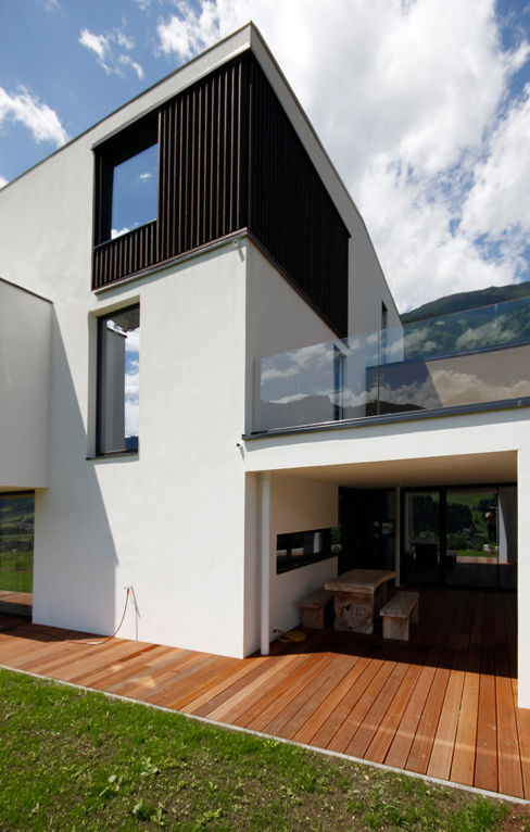 WOHNHAUS E., BESTO ZT GMBH_ Architekt DI Bernhard Stoehr BESTO ZT GMBH_ Architekt DI Bernhard Stoehr モダンデザインの テラス