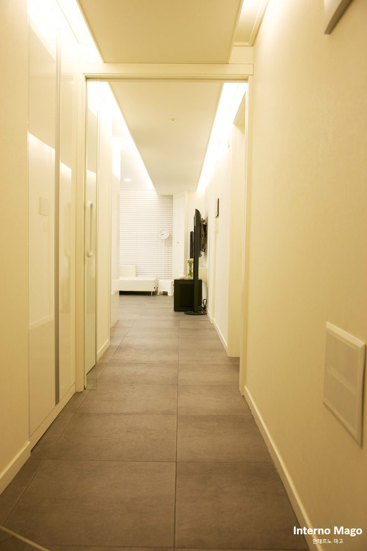 성동구 아파트 , 인테르노 마고(Interno Mago) 인테르노 마고(Interno Mago) Modern corridor, hallway & stairs