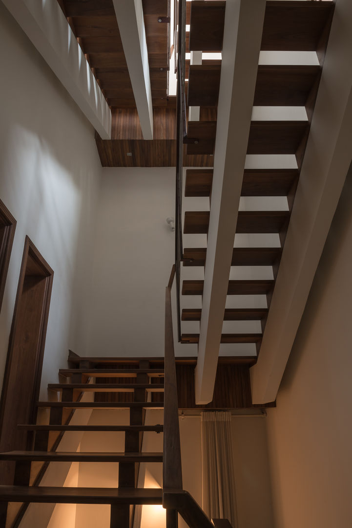 Tathastu_Residence, Design Plus Design Plus Hành lang, sảnh & cầu thang phong cách hiện đại