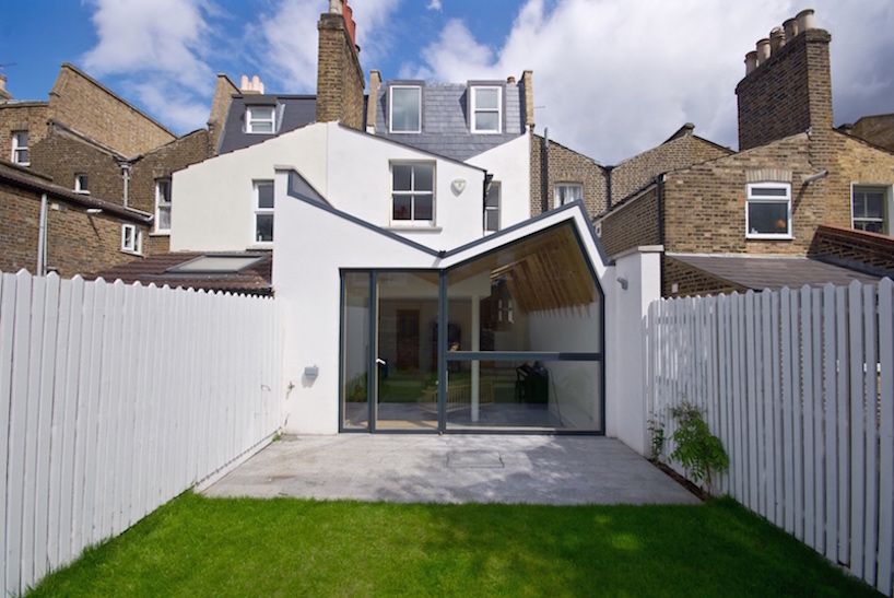 A view of the extension in context Forrester Architects Nowoczesny salon