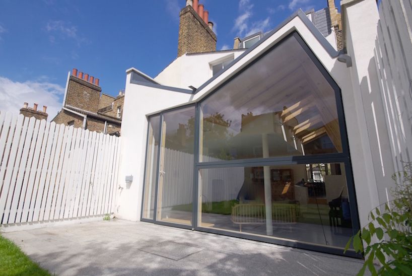 A view of the extension in context Forrester Architects Nowoczesny salon