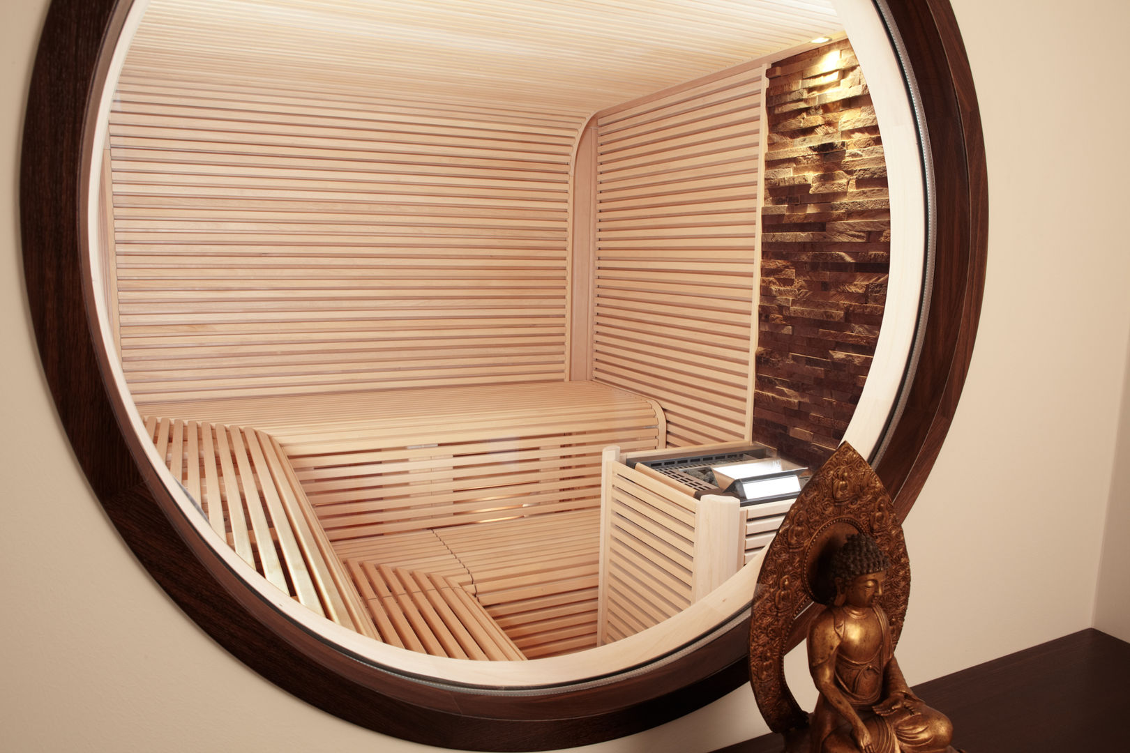Blick in die Sauna durch rundes Fenster Erdmann Exklusive Saunen Asiatischer Spa