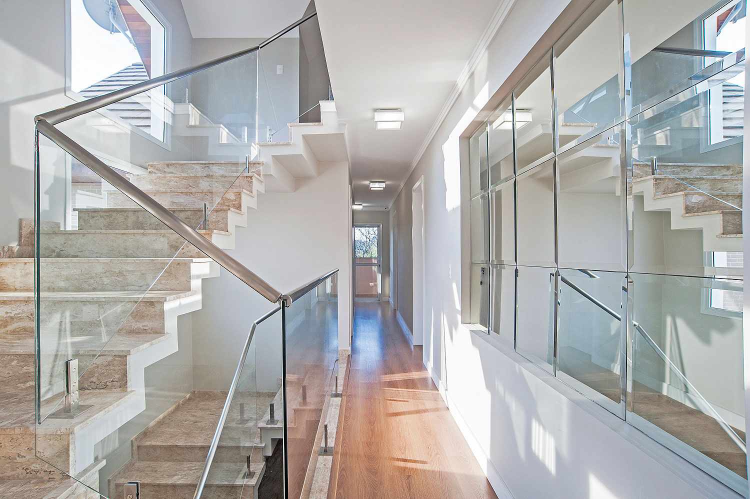 Casa 581, Patrícia Azoni Arquitetura + Arte & Design Patrícia Azoni Arquitetura + Arte & Design Modern corridor, hallway & stairs