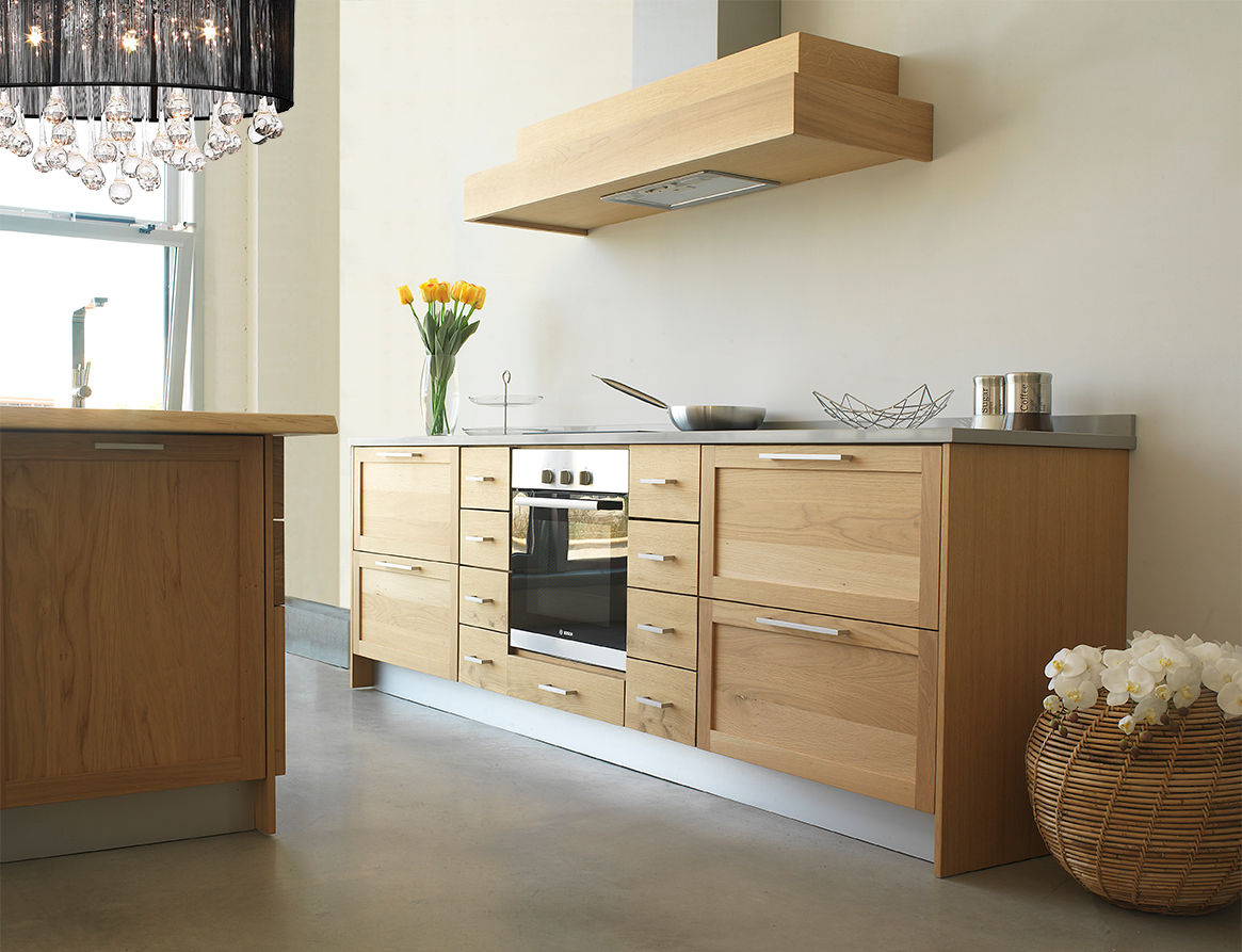 Cucina con isola in rovere massello, su misura, LA BOTTEGA DEL FALEGNAME LA BOTTEGA DEL FALEGNAME Mediterranean style kitchen Solid Wood Multicolored