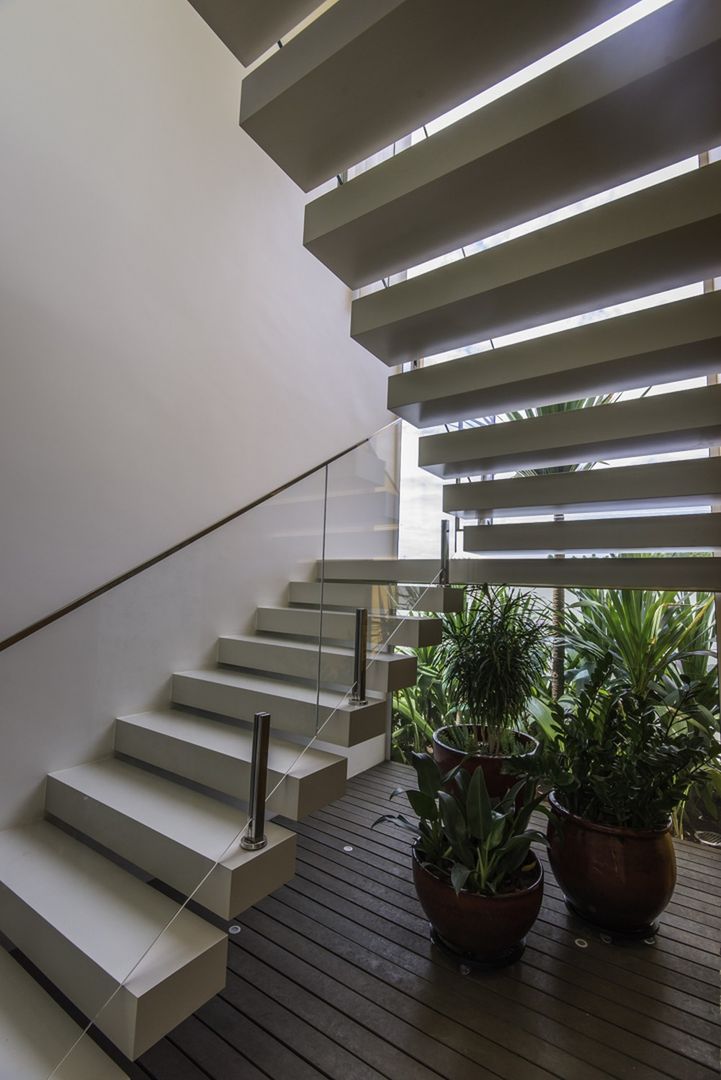 homify Modern Corridor, Hallway and Staircase