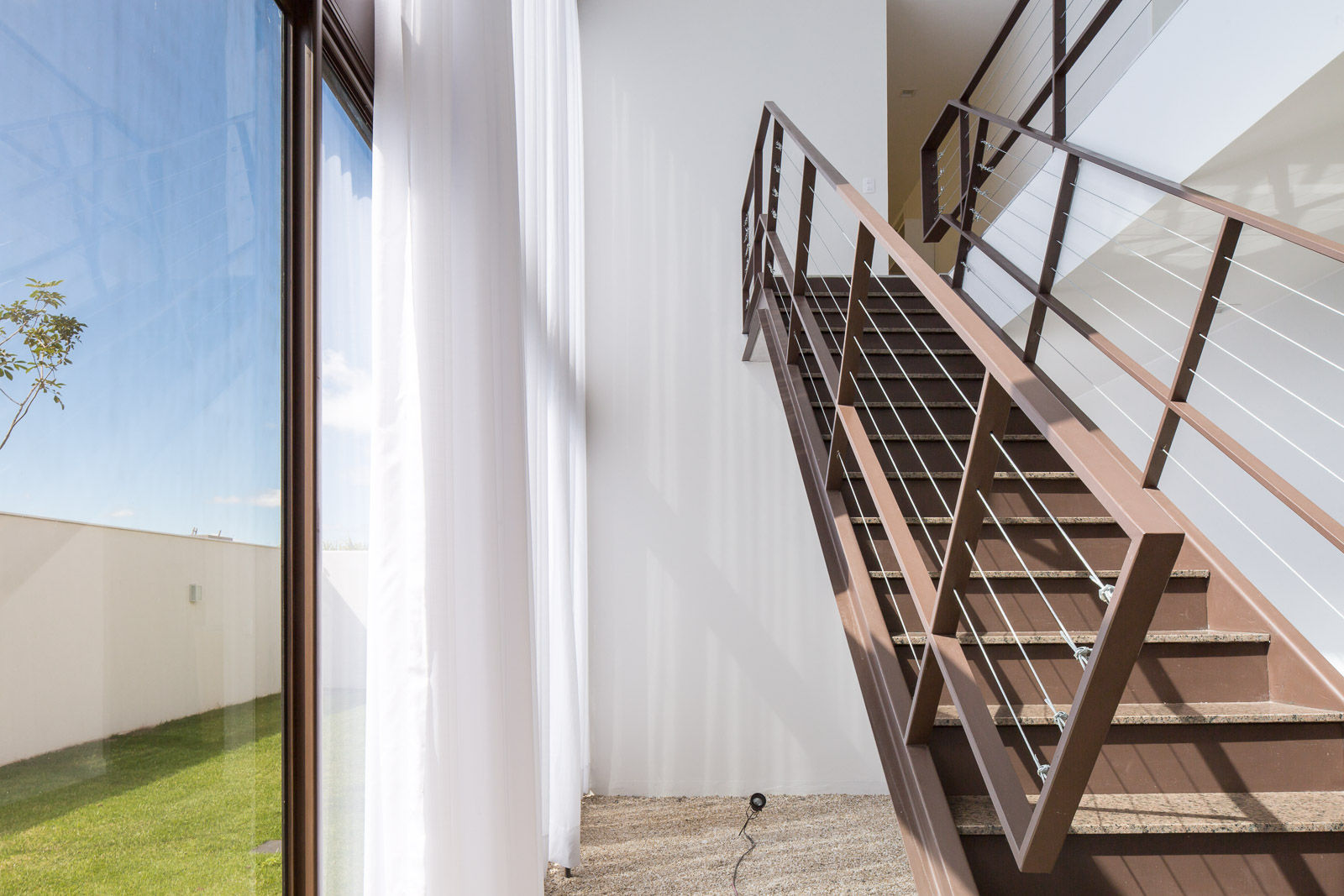 homify Modern Corridor, Hallway and Staircase