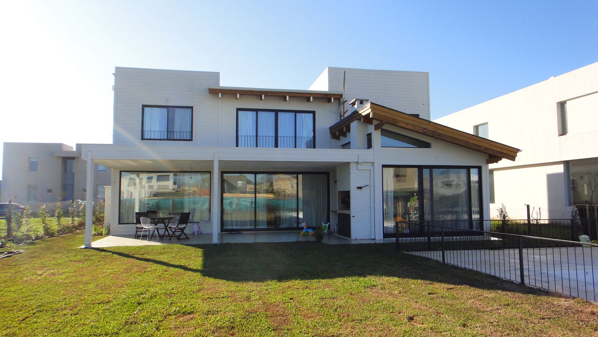 Casa en Garín, 2424 ARQUITECTURA 2424 ARQUITECTURA บ้านและที่อยู่อาศัย ไม้ Wood effect