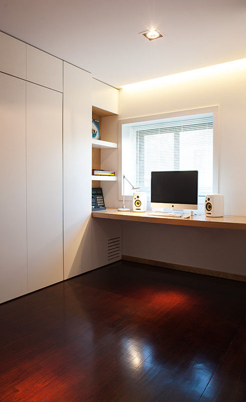 Reforma de apartamento, PAULO MARTINS ARQ&DESIGN PAULO MARTINS ARQ&DESIGN Minimalist study/office