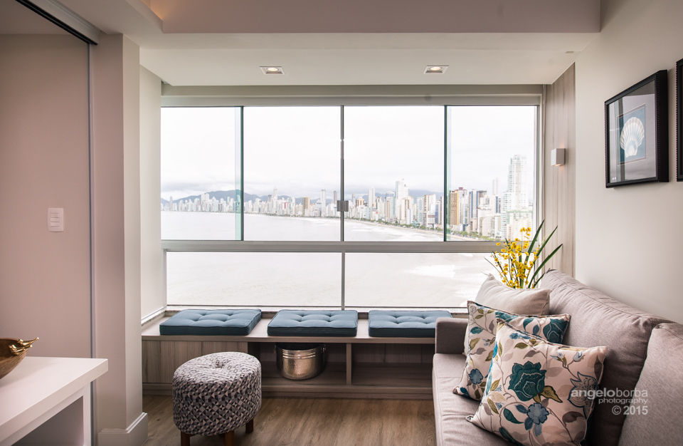 Apartamento compacto à beira mar., Claudia Stach e Daniela Bordignon Arquitetura Claudia Stach e Daniela Bordignon Arquitetura Hiên, sân thượng phong cách hiện đại MDF