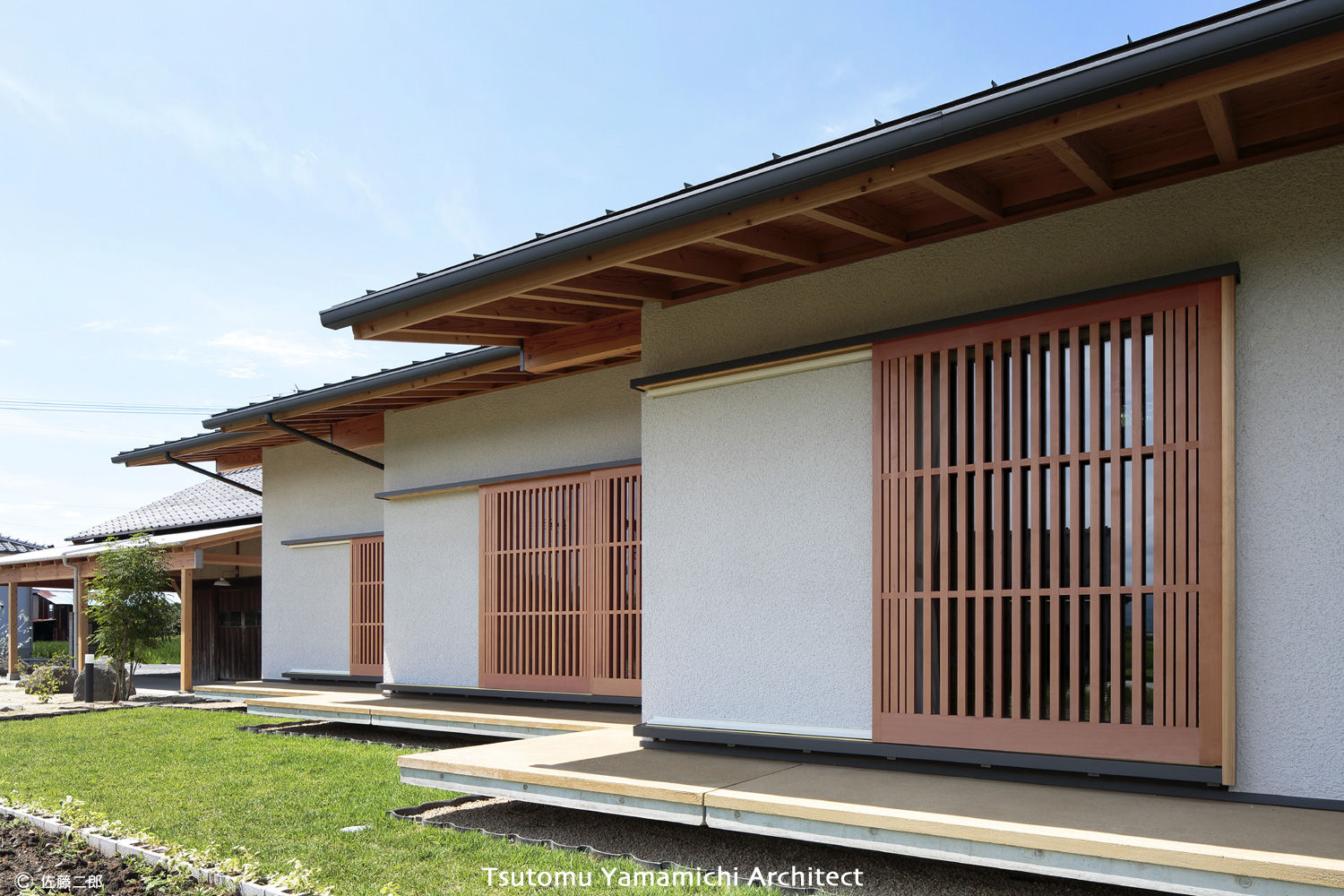 遠くを見る家～中津 6つの庭をもつ住まい～, 山道勉建築 山道勉建築 İskandinav Evler Ahşap Ahşap rengi