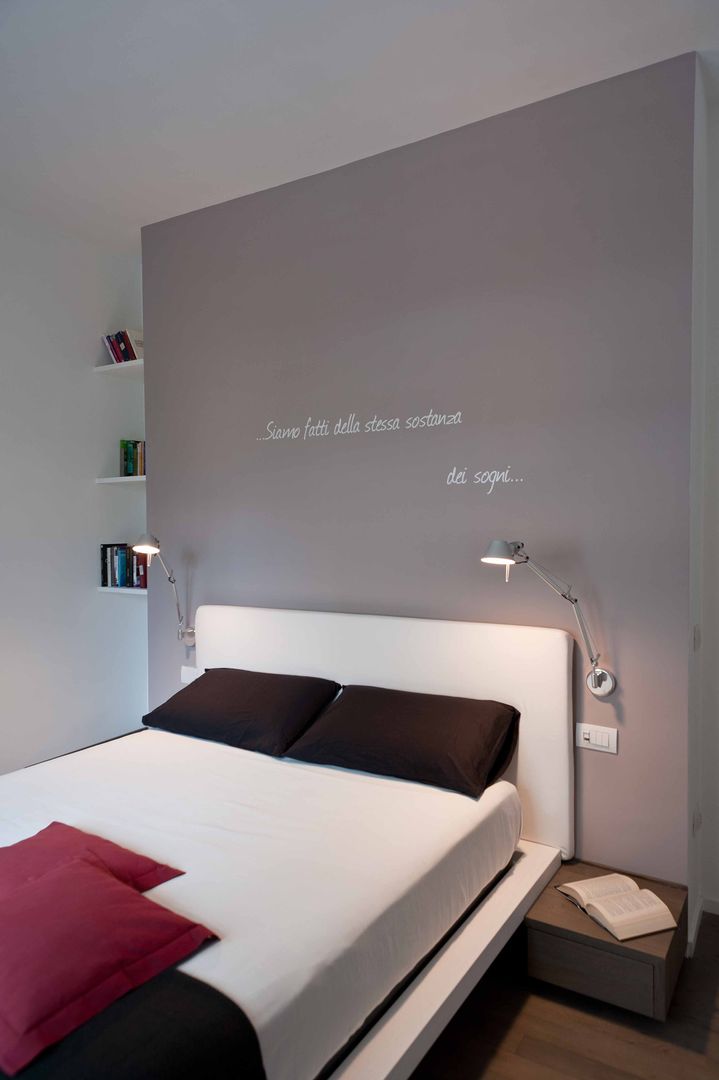 Ristrutturazione di un appartamento a Napoli, architetto Lorella Casola architetto Lorella Casola غرفة نوم