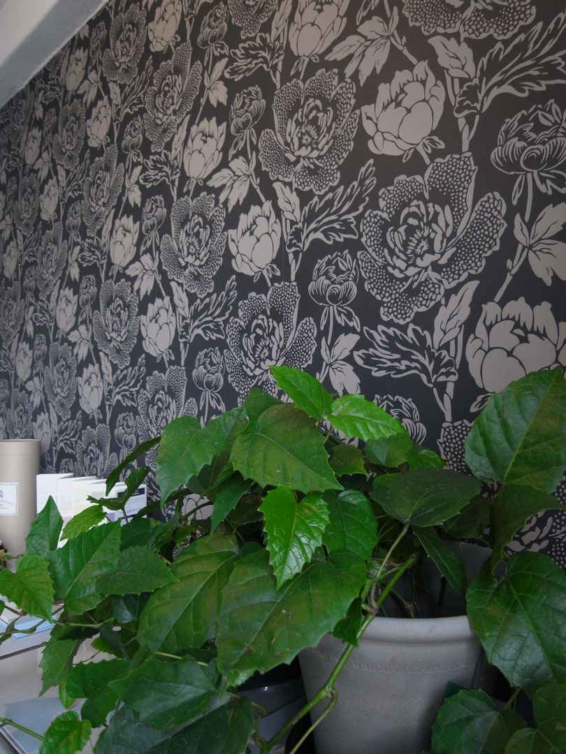 アトリエは築88年のレトロビル, ATELIER ENSEMBLE ATELIER ENSEMBLE Classic style walls & floors Paper Wallpaper