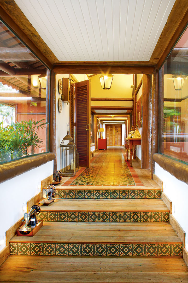 Residencia Enseada Azul, FERNANDO ROMA . estudioROMA FERNANDO ROMA . estudioROMA Tropical corridor, hallway & stairs