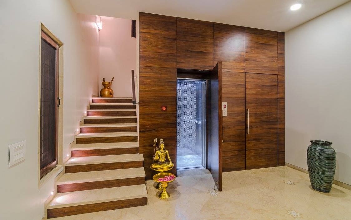 Nahata Residence., In-situ Design In-situ Design Modern corridor, hallway & stairs
