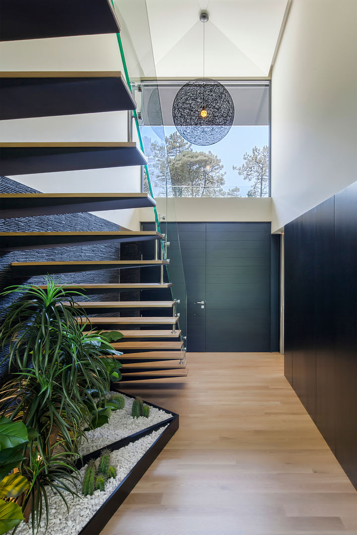 Main entry of the House INAIN Interior Design Modern corridor, hallway & stairs