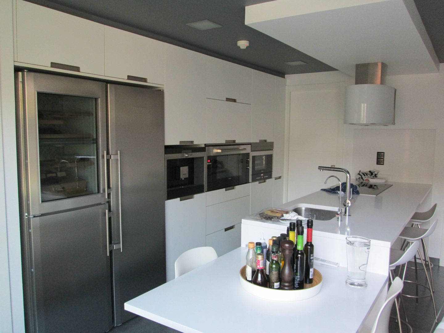 Proyecto Casa DOLJOS en Sant Cugat, Marc Pérez Interiorismo Marc Pérez Interiorismo Modern kitchen Cabinets & shelves
