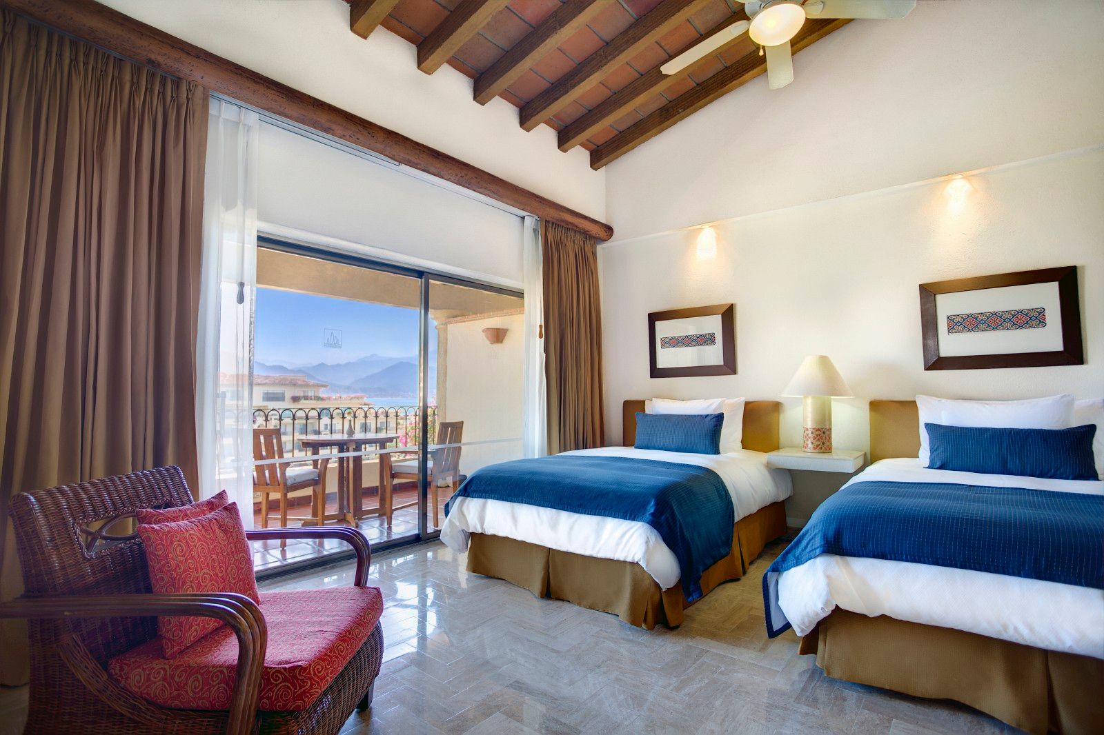 VELAS VALLARTA / VELAS RESORTS, MC Design MC Design Eclectic style bedroom Cotton Red Beds & headboards