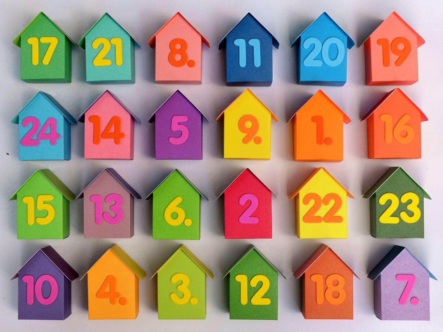 Adventskalender - Häuschen, regenbogenbunt, Yellow House Yellow House Cuartos infantiles de estilo ecléctico Papel Accesorios y decoración