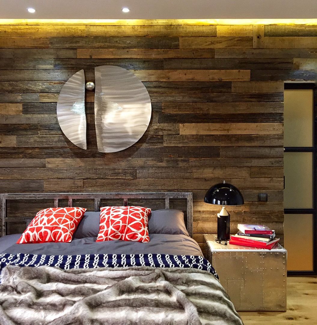 homify Camera da letto in stile industriale Legno Effetto legno