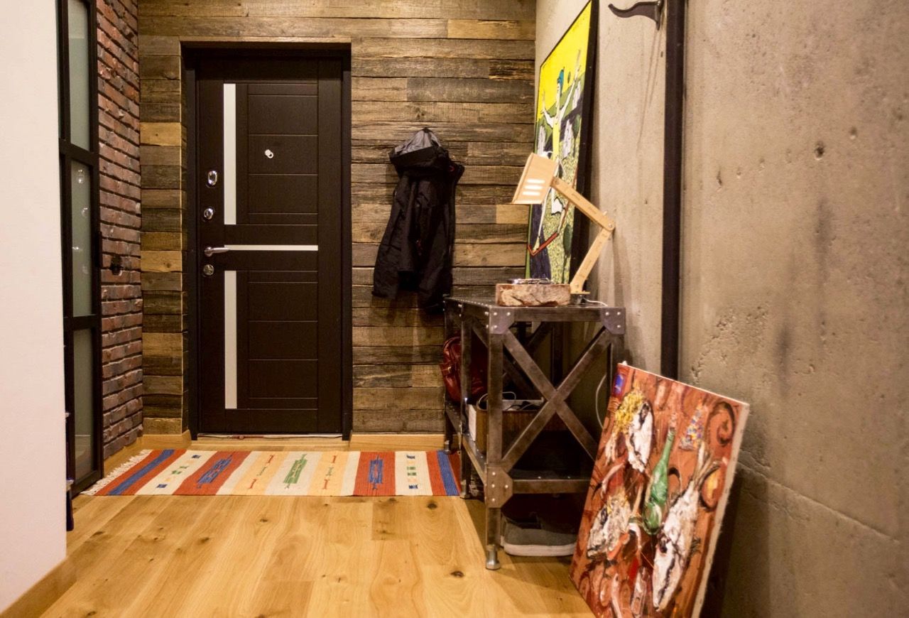 homify Industrial style corridor, hallway and stairs لکڑی Wood effect