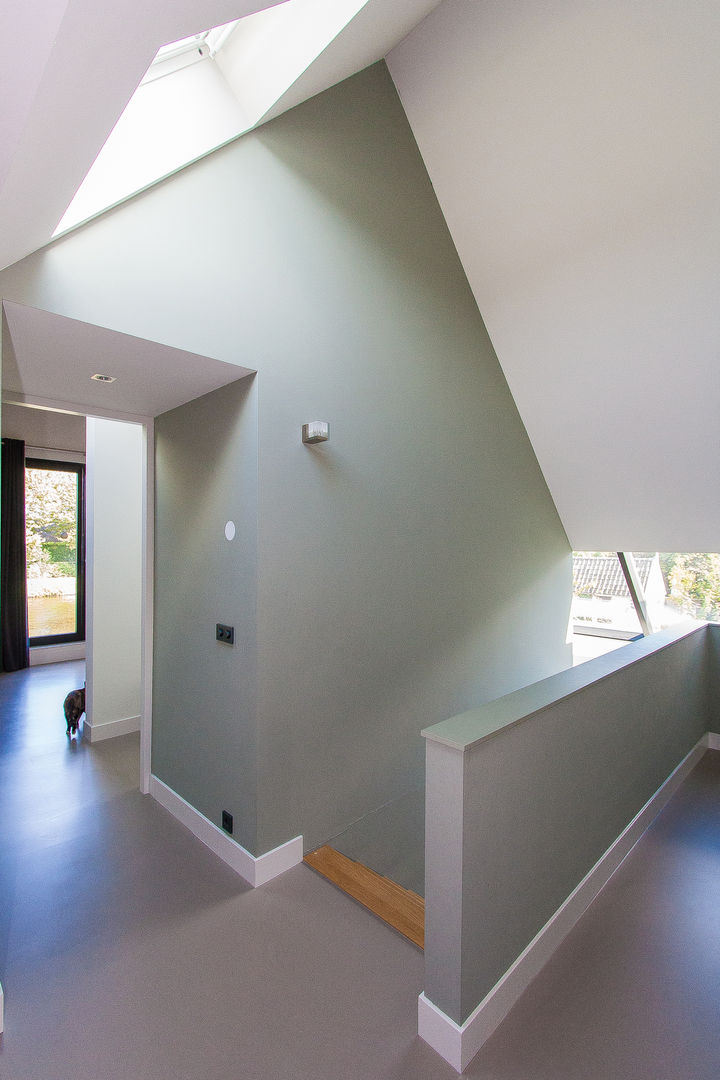 Woning te Vreeland, ScanaBouw BV ScanaBouw BV Modern Corridor, Hallway and Staircase