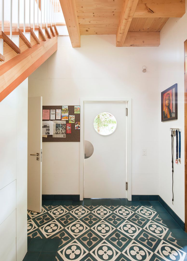 Atelierhaus in Königswusterhausen , Müllers Büro Müllers Büro Eclectic style corridor, hallway & stairs