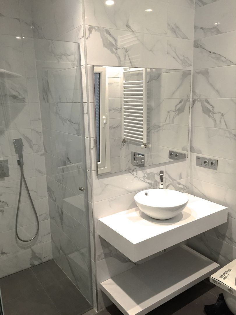 Reforma de un apartamento en el centro de San Sebastian, EKIDAZU EKIDAZU Phòng tắm phong cách hiện đại