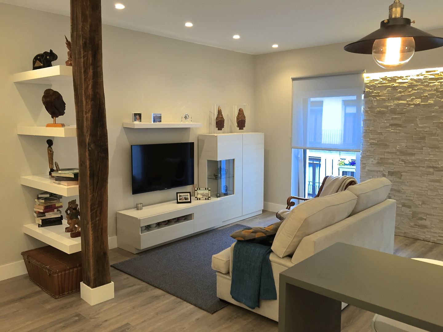 Reforma de un apartamento en el centro de San Sebastian, EKIDAZU EKIDAZU Moderne Wohnzimmer