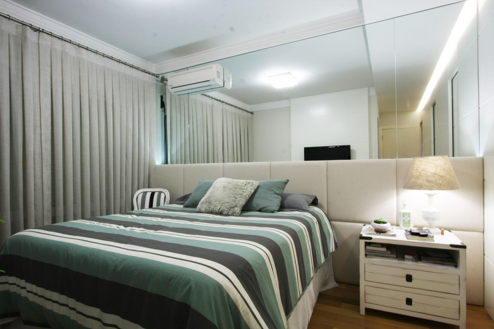 Apartamento Pinheiros 2, Officina44 Officina44 Спальня в стиле модерн