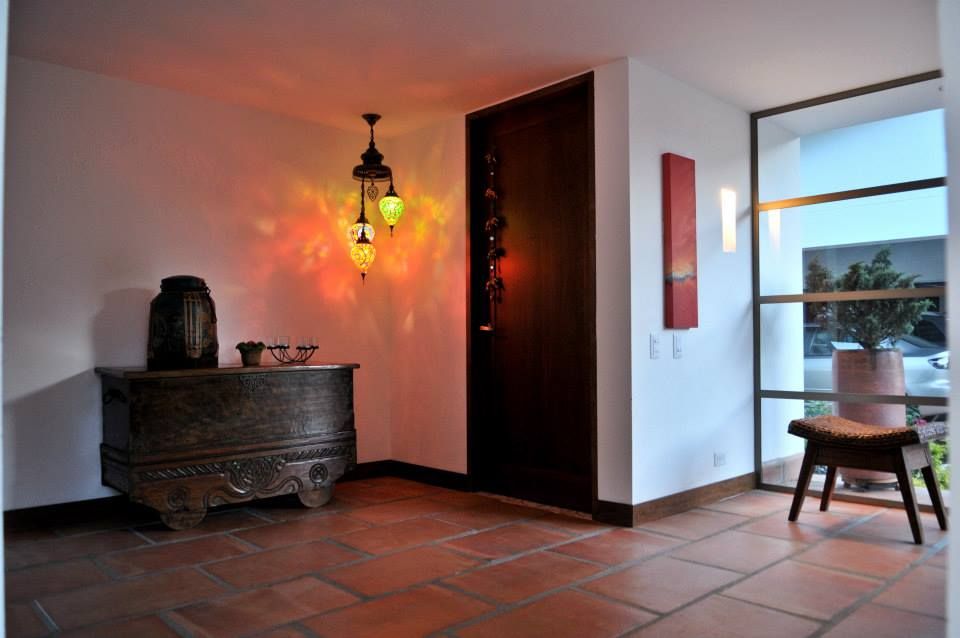 Casa Restrepo Botero, WVARQUITECTOS WVARQUITECTOS Pasillos, vestíbulos y escaleras de estilo clásico