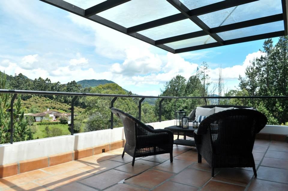 Casa Restrepo Botero, WVARQUITECTOS WVARQUITECTOS Classic style balcony, veranda & terrace
