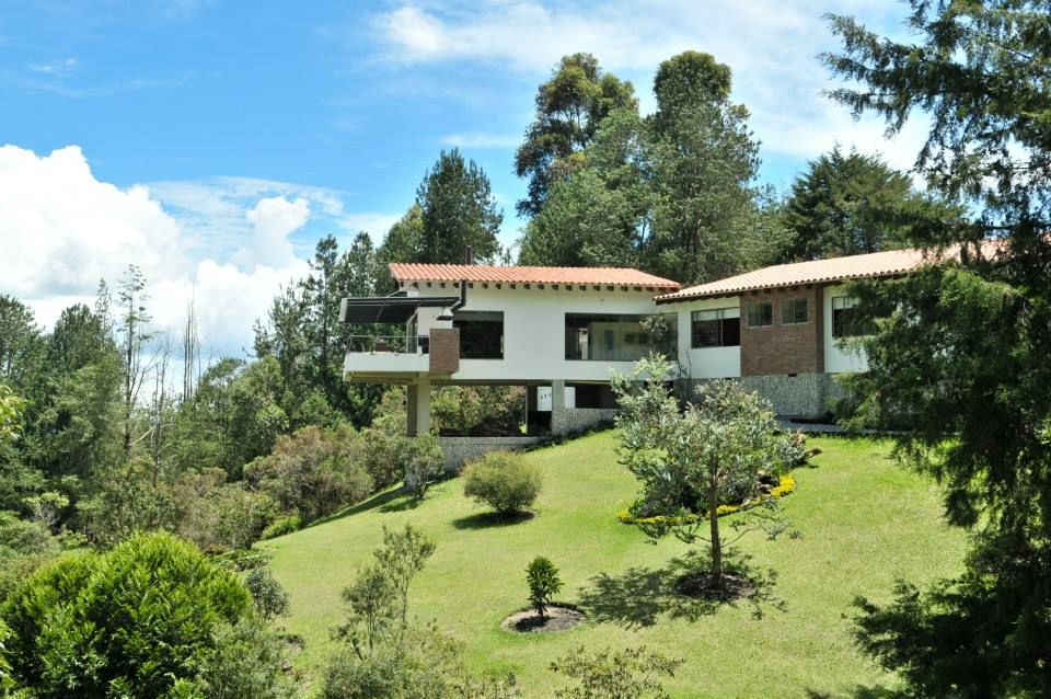 Casa Restrepo Botero, WVARQUITECTOS WVARQUITECTOS Casas clásicas