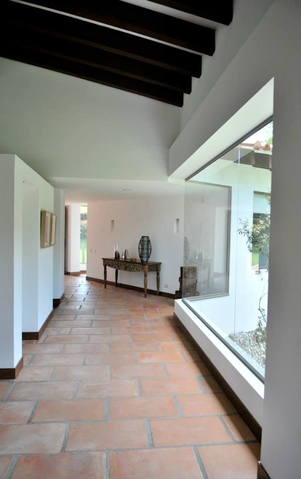 Casa Restrepo Botero, WVARQUITECTOS WVARQUITECTOS Classic style corridor, hallway and stairs