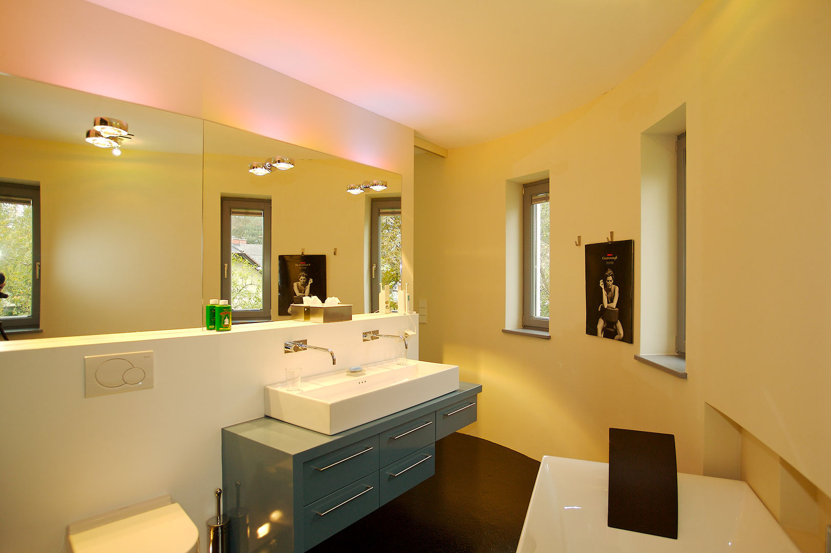 erweiterung einer villa in reichenau an der rax, Atelier Fürtner-Tonn Atelier Fürtner-Tonn Phòng tắm phong cách hiện đại Sinks
