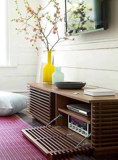Consola para TV de la coleccion LINE diseñada por Nathan Yong para DWR. Design Within Reach Mexico Salas modernas Madera Acabado en madera Muebles de televisión y dispositivos electrónicos